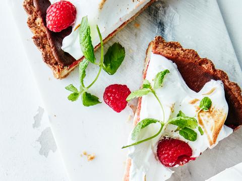 taart-met-rabarbercurd,-gebrande-meringue-en-frambozen