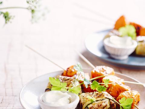 Courgette-kippengehaktpakketjes met zoeteaardappelsatés