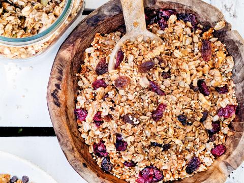 Granola met quinoa en veenbessen