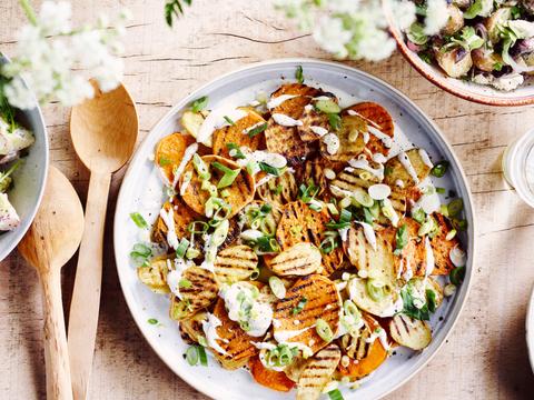 aardappelsalde van gegrilde krieltjes en zoete aardappel