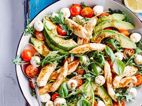 salade-caprese-met-avocado-en-kipreepjes