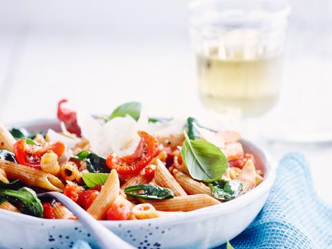 pasta-met-tomaat,-zongedroogde-tomaatjes-en-spinazie