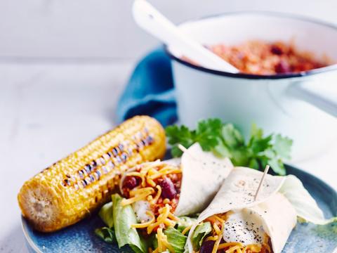wraps-met-chili-con-carne,-ijsbergsla-en-gegrilde-mais