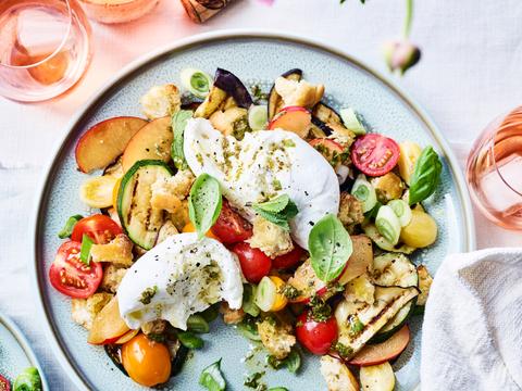 Panzanella met burrata en perzik