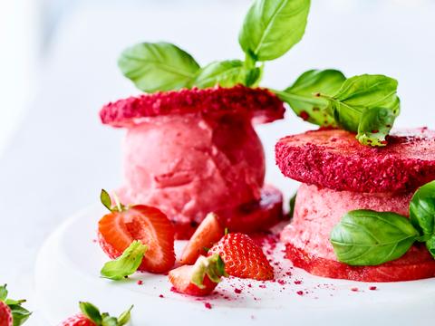 ijssandwich van watermeloen met aardbei-banaanijs