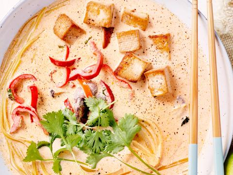 lactosevrije-rode-currysoep-met-citroengrasnoedels