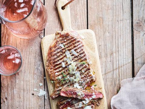 Gegrilde black angus steak met parmezaan