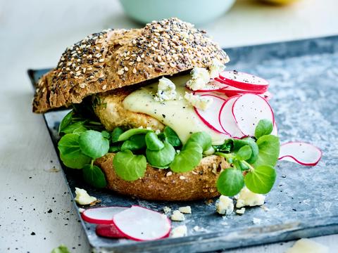 kipburger-met-radijsjes-en-blauwekaassaus