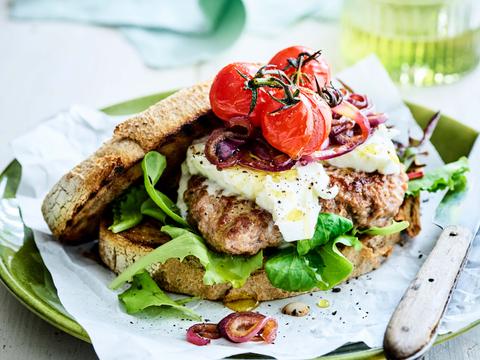 lamsburger-met-mozzarella-en-gegrilde-kerstomaatjes