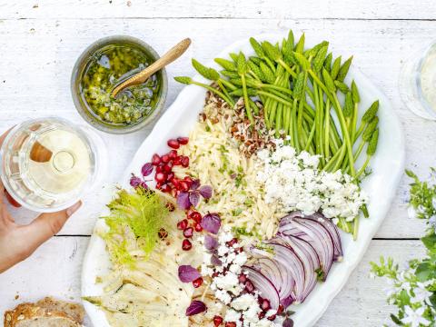 Salade van orzo met gegrilde venkel, feta en citroendressing