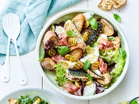 Panzanella met gegrilde makreel