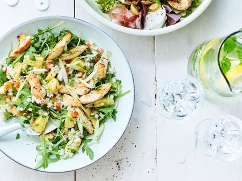 Pittige salade met gegrilde gemberkip