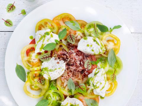 Tomatensalade met burrata en krokant gebakken bacon