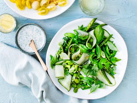 Groene salade van tuinbonen en peultjes