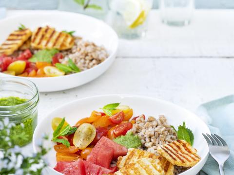 Salade van spelt, halloumi en watermeloen met pesto van kropsla
