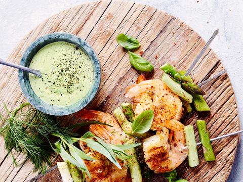 spiesjes van scampi_s en groene asperges
