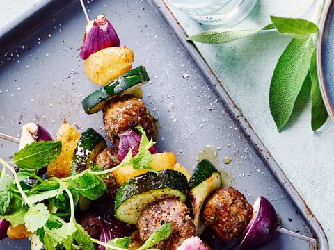 kruidige lamsspiesjes met krieltjes en hummus