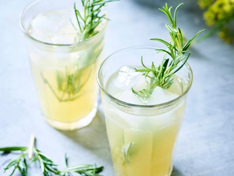mocktail van pompelmoes en rozemarijn