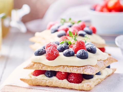 snelle millefeuille met vanilleroom en rood fruit