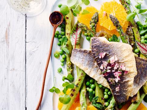 gebakken roodbaars met asperge-erwtjessalade