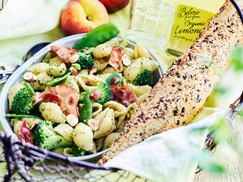 Schelpjespasta met broccoli, hazelnootpesto en krokante pancetta