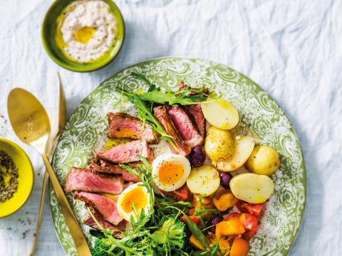 Steak, salade et sauce au thon