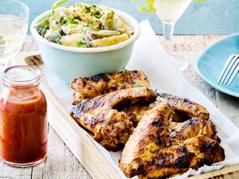 geglaceerde-kippenvleugels-met-barbecuesaus-en-aardappelsalade