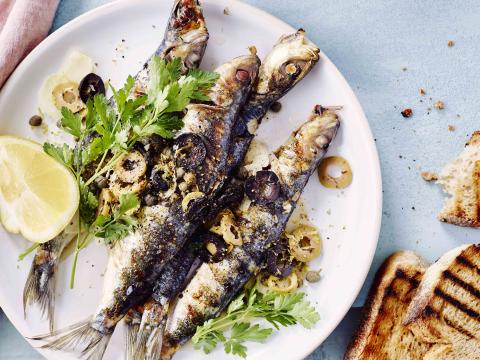 Sardines en crumble aux olives et pain à l’ail