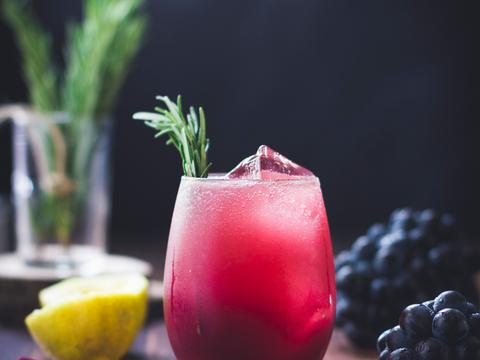 Mocktail met druivensiroop en rozemarijn