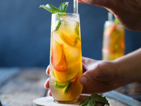 Mocktail met pruimen en basilicum