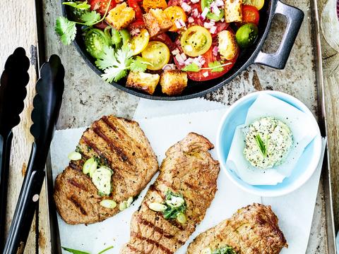 steak-met-rozemarijnboter-en-tomatensalade