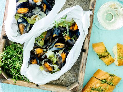 Mosselpapillot met ravigotesaus en knoflookbrood