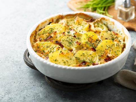 ovenschotel met aardappelen, ui en spek