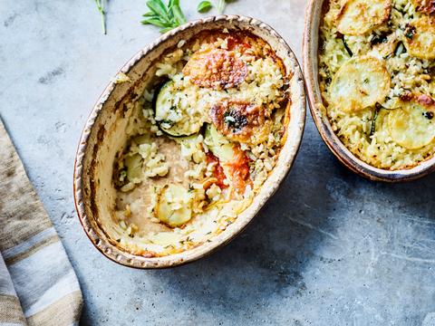 ovenschotel met laagjes van aardappel, rijst en groenten