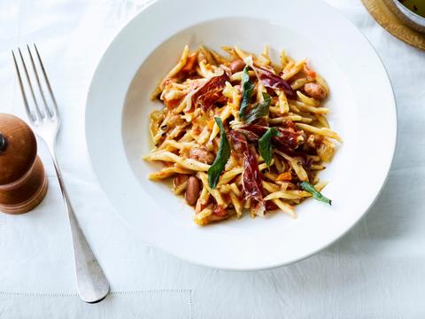 pasta met borlottibonen, rauwe ham en pruimtomaten