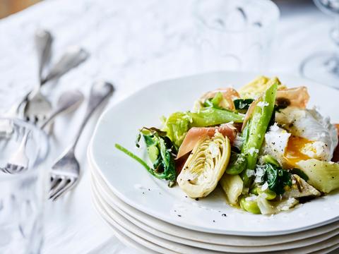Zomerse stoofschotel met verse tuinbonen, andijvie en pancetta