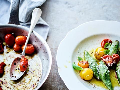 Gnocchi met spinazie met saus van gepofte kerstomaten