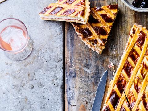 Hartige kaastaart met geitenkaas en salami