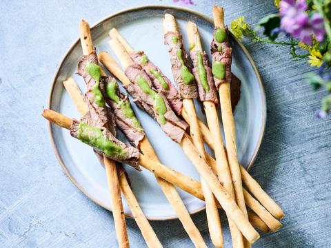 Broodstengels met rosbief en pesto van koriander