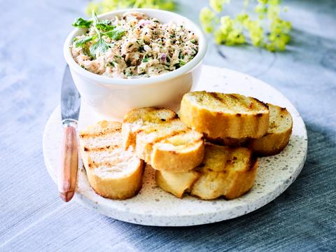 Slanke rilette van tonijn met gegrild brood