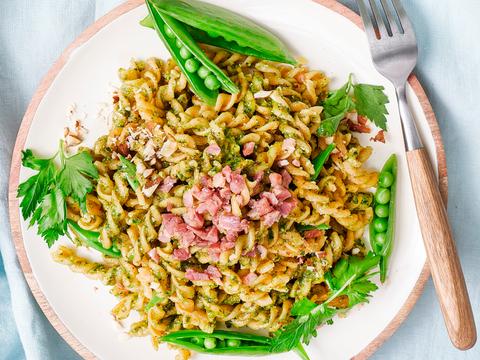 Volkorenspirelli met amandelpesto, peultjes en spekjes