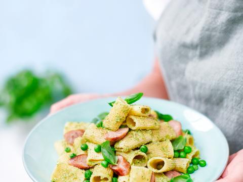 Rigatoni met broccoli-erwtjespesto en chipolata