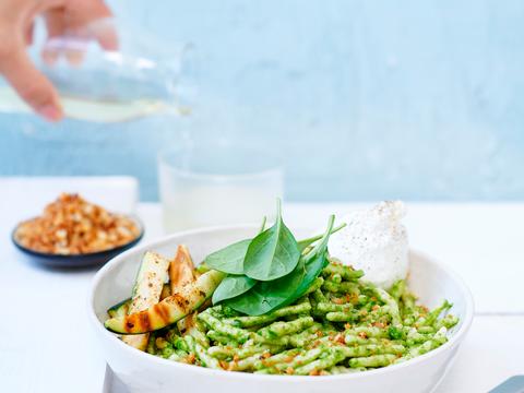 Trofie met spinazie-pistachepesto, gegrilde courgette, burrata en pangrattato