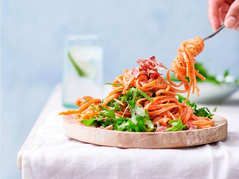 Linguine met pesto van zongedroogde tomaten en krokante pancetta