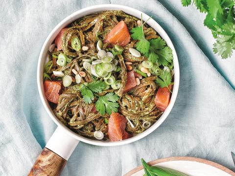 Volkorenpasta met korianderpesto en warmgerookte zalm