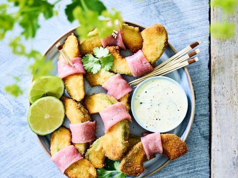 Gefrituurde avocado met bacon en yoghurtdip
