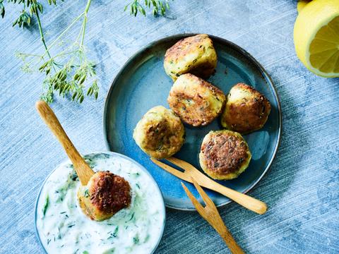 Courgette-fetaballetjes met tzatziki