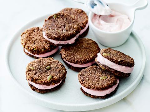 Koekjessandwich met chocolade en frambozen