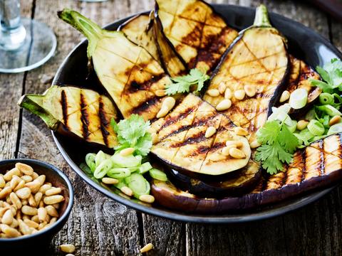Gegrilde aubergines met lente-ui