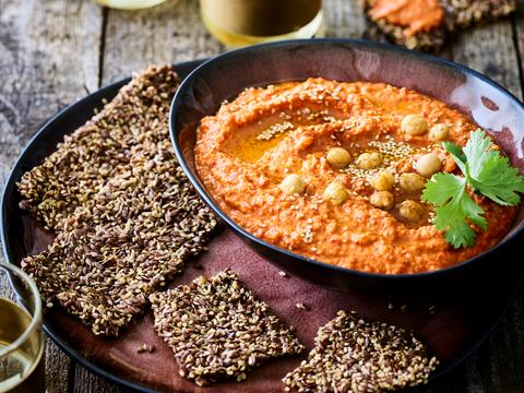 Paprikahummus met snelle crackers